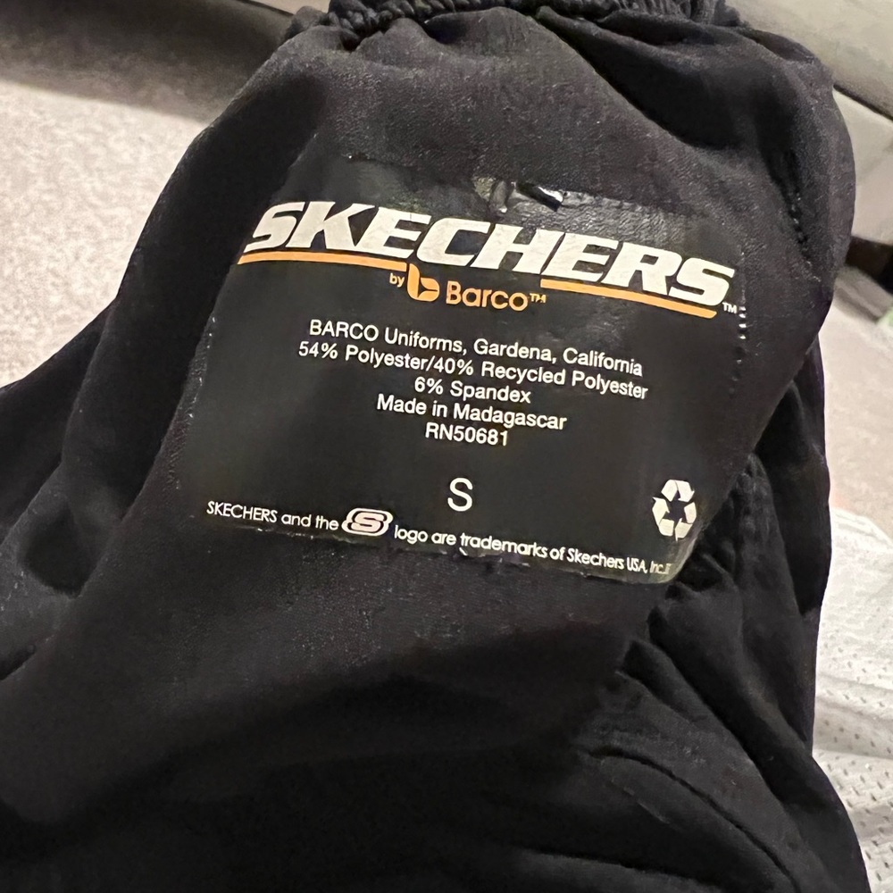 Mens black sketchers straight leg scrubs, size small